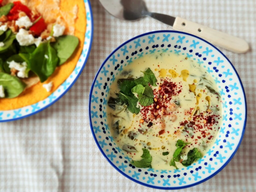 Yoghurtsoep met spinazie en kikkererwten