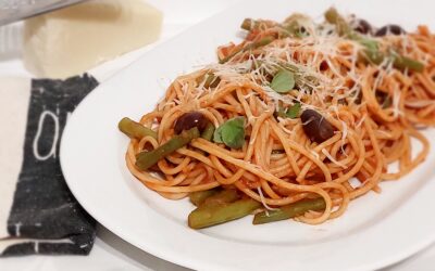 Spaghetti met sperziebonen, tomatensaus, olijven en percorino