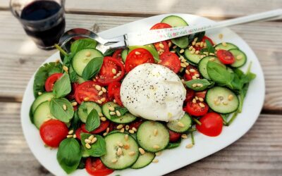 Salade met burrata, tomaat en komkommer