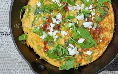 Frittata met bosui, zongedroogde tomaat en feta