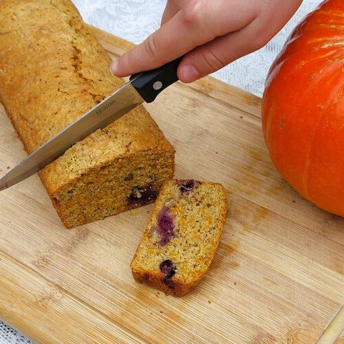 Pompoencake met blauwe bessen en walnoot