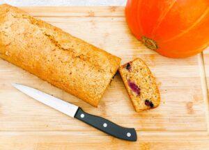 Cake met pompoen, blauwe bessen en walnoot