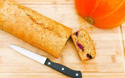 Pompoencake met blauwe bessen en walnoten